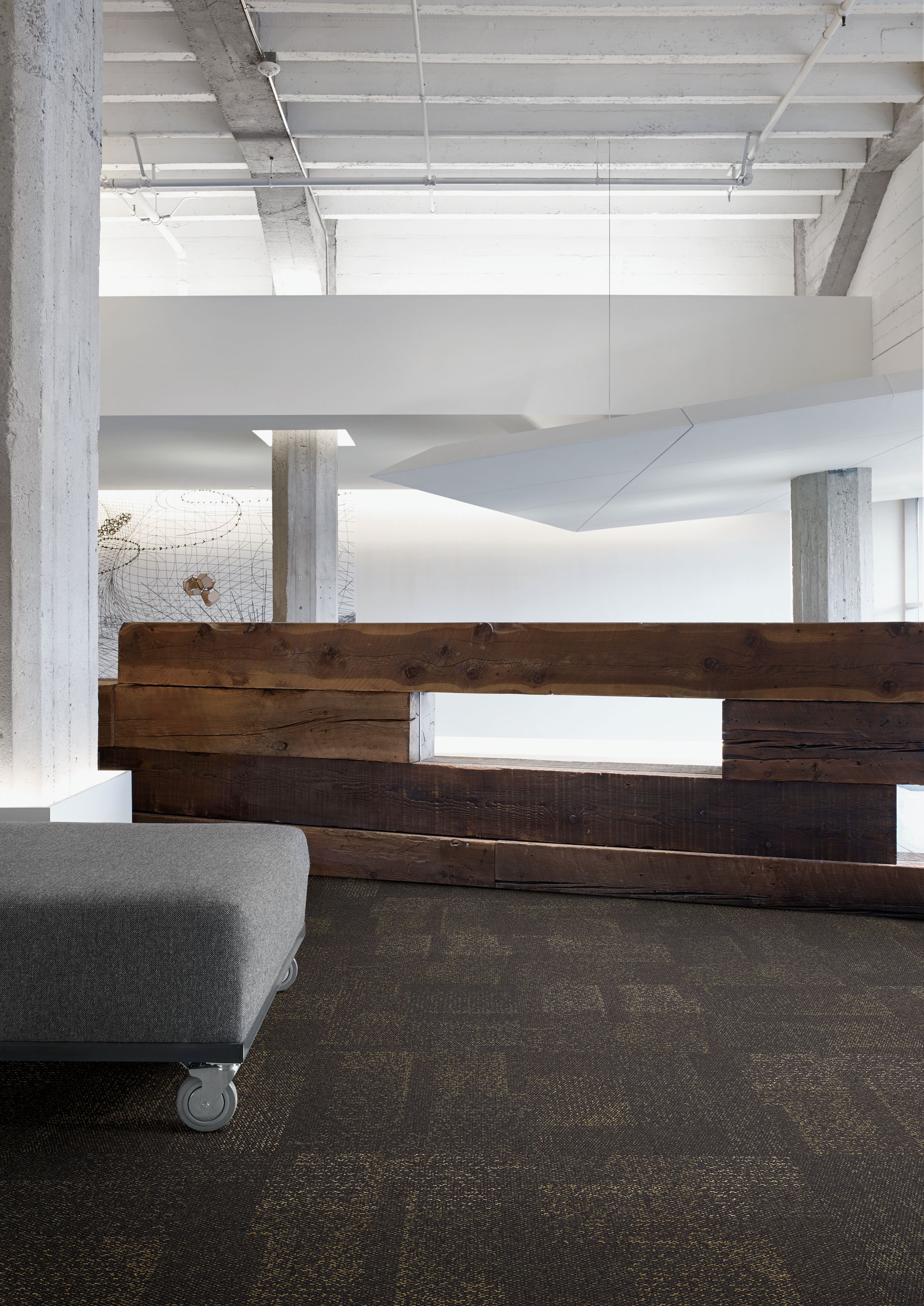 Interface Profile carpet tile in reception area with short wood wall numéro d’image 3